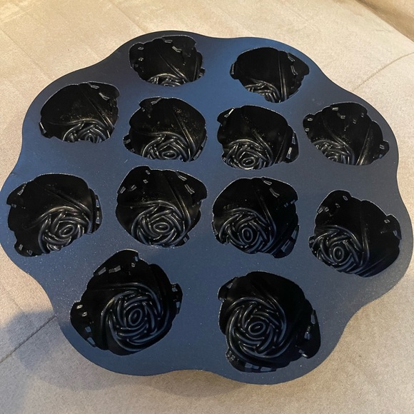 Nordic Ware Sweetheart Rose Muffin/ Cake Baking Pan - Picture 2 of 4